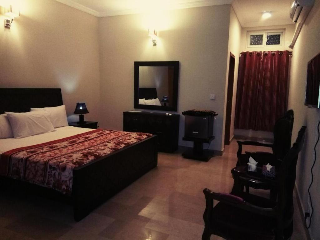 Royal Galaxy Bed & Breakfast Islamabad - For Families Only מראה חיצוני תמונה