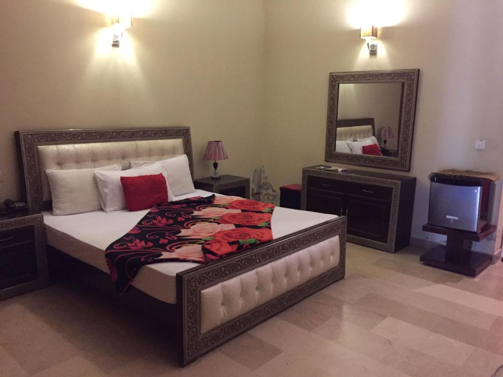 Royal Galaxy Bed & Breakfast Islamabad - For Families Only מראה חיצוני תמונה