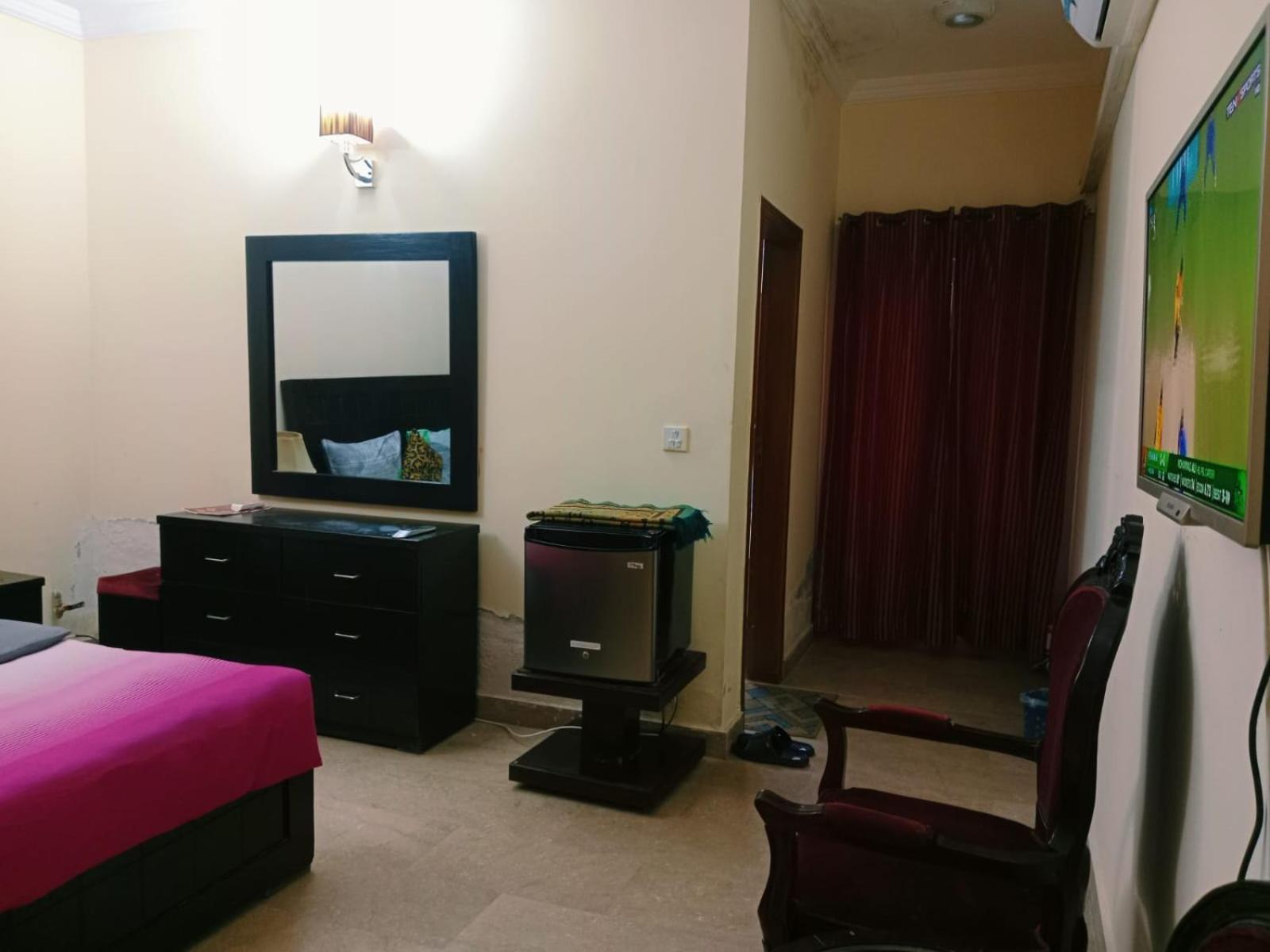 Royal Galaxy Bed & Breakfast Islamabad - For Families Only מראה חיצוני תמונה